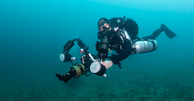 a-horizon-rebreather-diver-with-nauticam-angled-relay-emwl-lens
