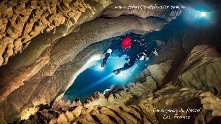 Cave-Divers-Swimming-Into-Ressel-Cave-1000px